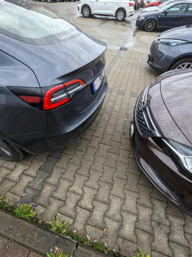 Dass das System nicht zuverlässig funktioniert, erkennt man, wenn man sich nicht bewegt, aber die Anzeige sich ständig ändert und der erkannte Abstand zwischen 72 und 79 cm springt. In der Realität sind es höchstens 50 cm bis zur Stoßstange des anderen Autos. (Bild: Dominik Haas)